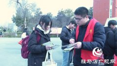 县市场监视办理局正在县一高西校区开展“讲政